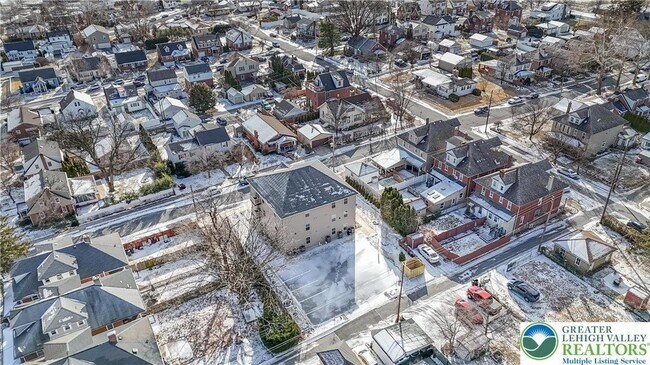 Building Photo - 1513 Maple St