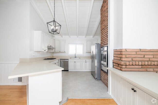 3BR, 2BA - 1,650SF - Kitchen - 4104 Via Largavista