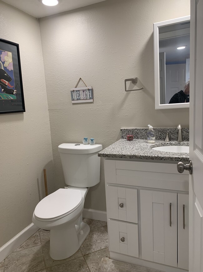 1/2 bath - 3571 Magnolia Ridge Cir