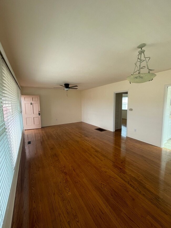 Building Photo - Light & Bright in University Heights