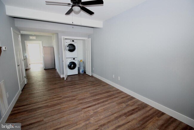 Building Photo - 306 Main St