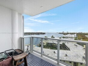 Building Photo - 900 Bay Dr