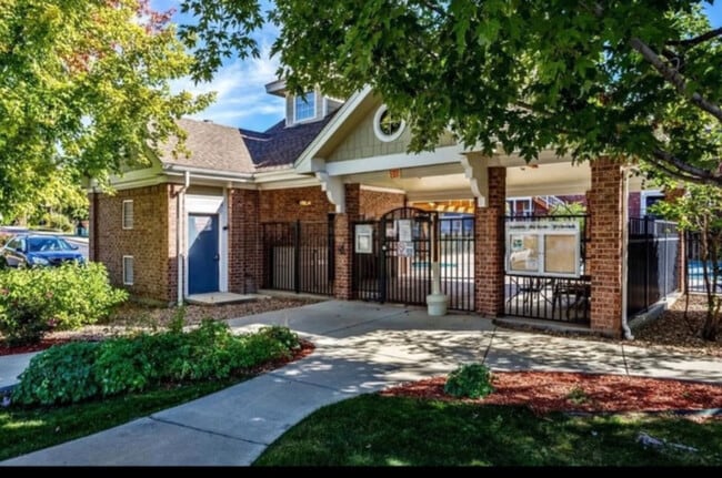 Building Photo - 2 bed 2 bath Condo