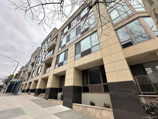 Foto del edificio - 64-05 Yellowstone Blvd