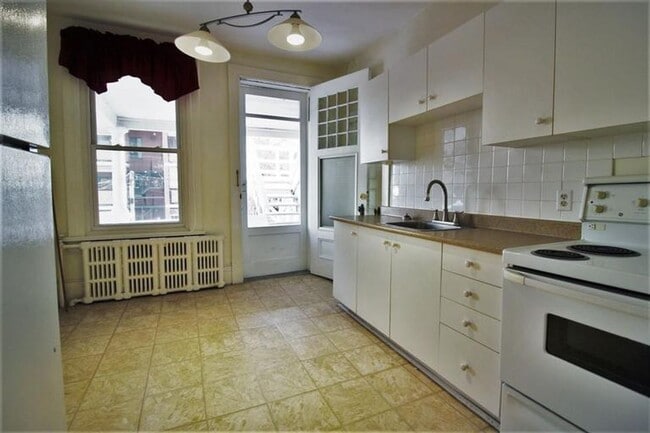 Building Photo - 406 Daly Av