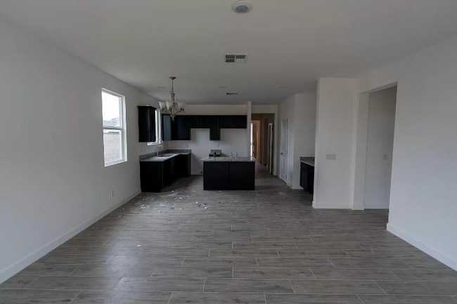 Building Photo - 640 E Vail Ln