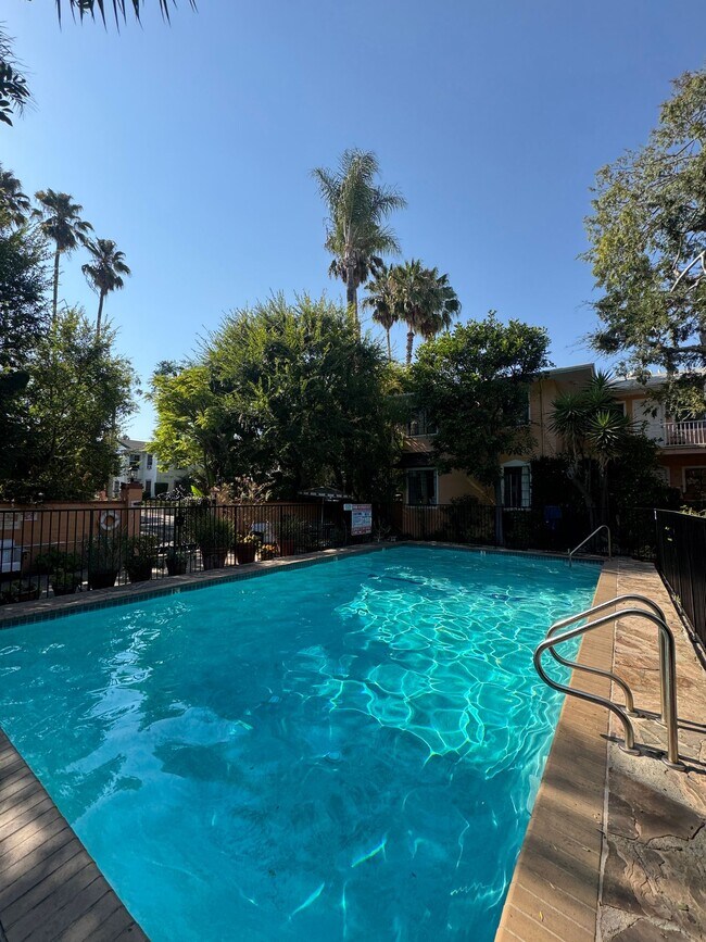Foto del edificio - 1260-1264 N Hayworth Ave