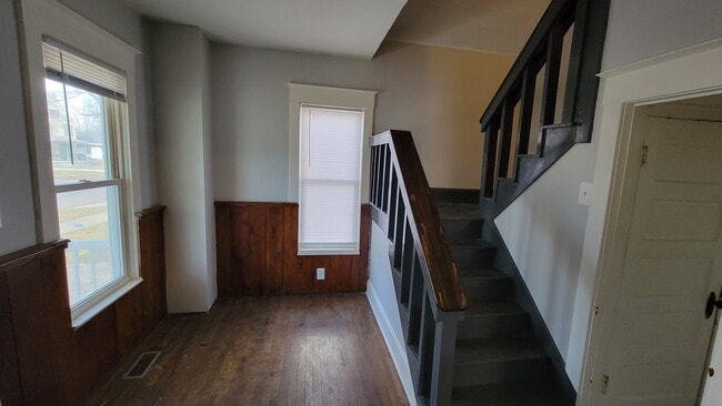 Building Photo - 3 bedroom house with fenced backyard