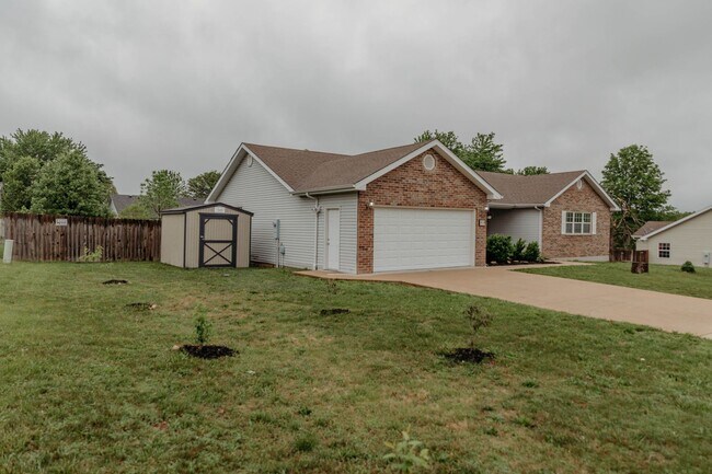 Building Photo - Home with a fence
