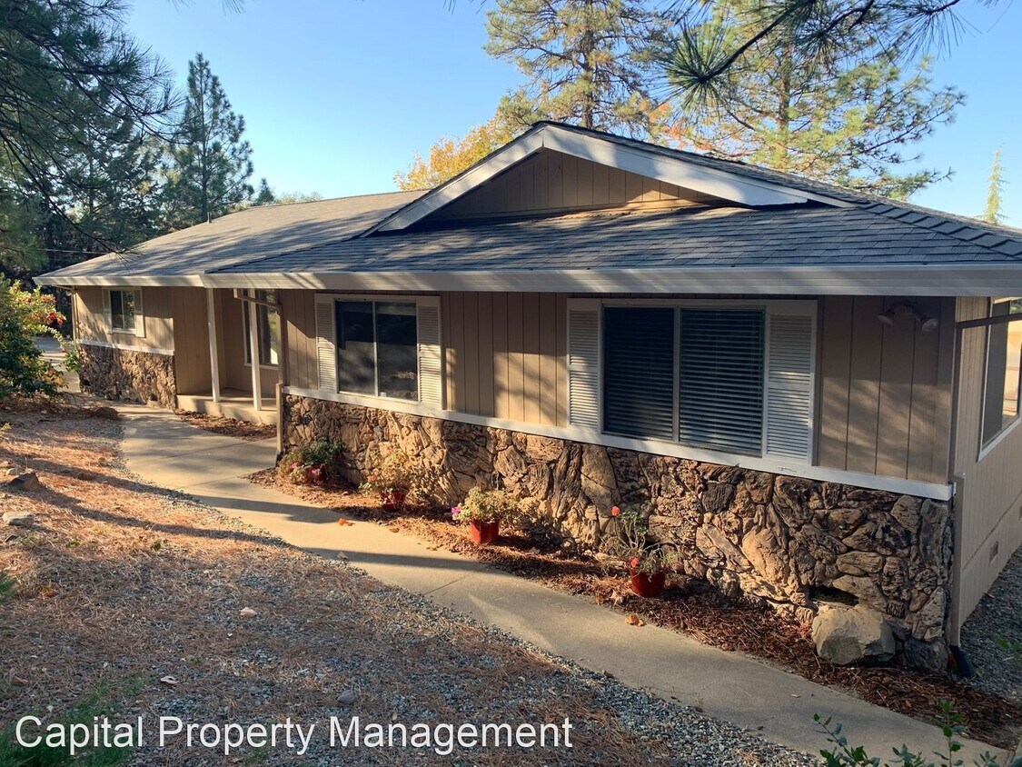 3 br, 2.5 bath House 1050 Woodridge Road House Rental in