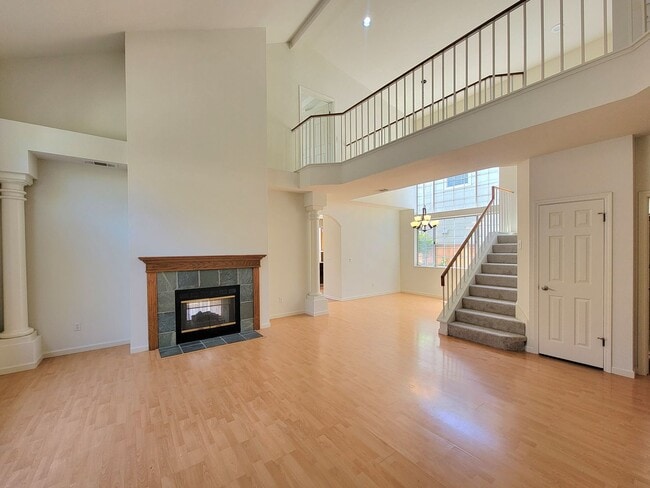 Building Photo - Lovely and Spacious 4-bedroom Beauty in De...