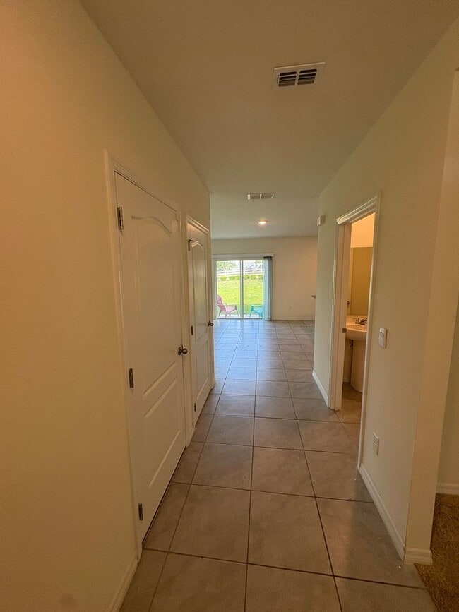 Building Photo - 4 Bed 2.5 Bath Mt Dora Home - Solar Energy!