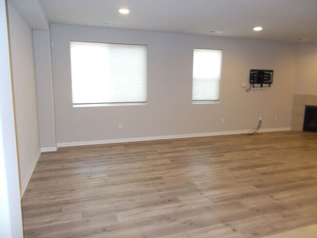 Building Photo - Immaculate 4 BR, 3.5 Bath, 2 Car Garage Ho...