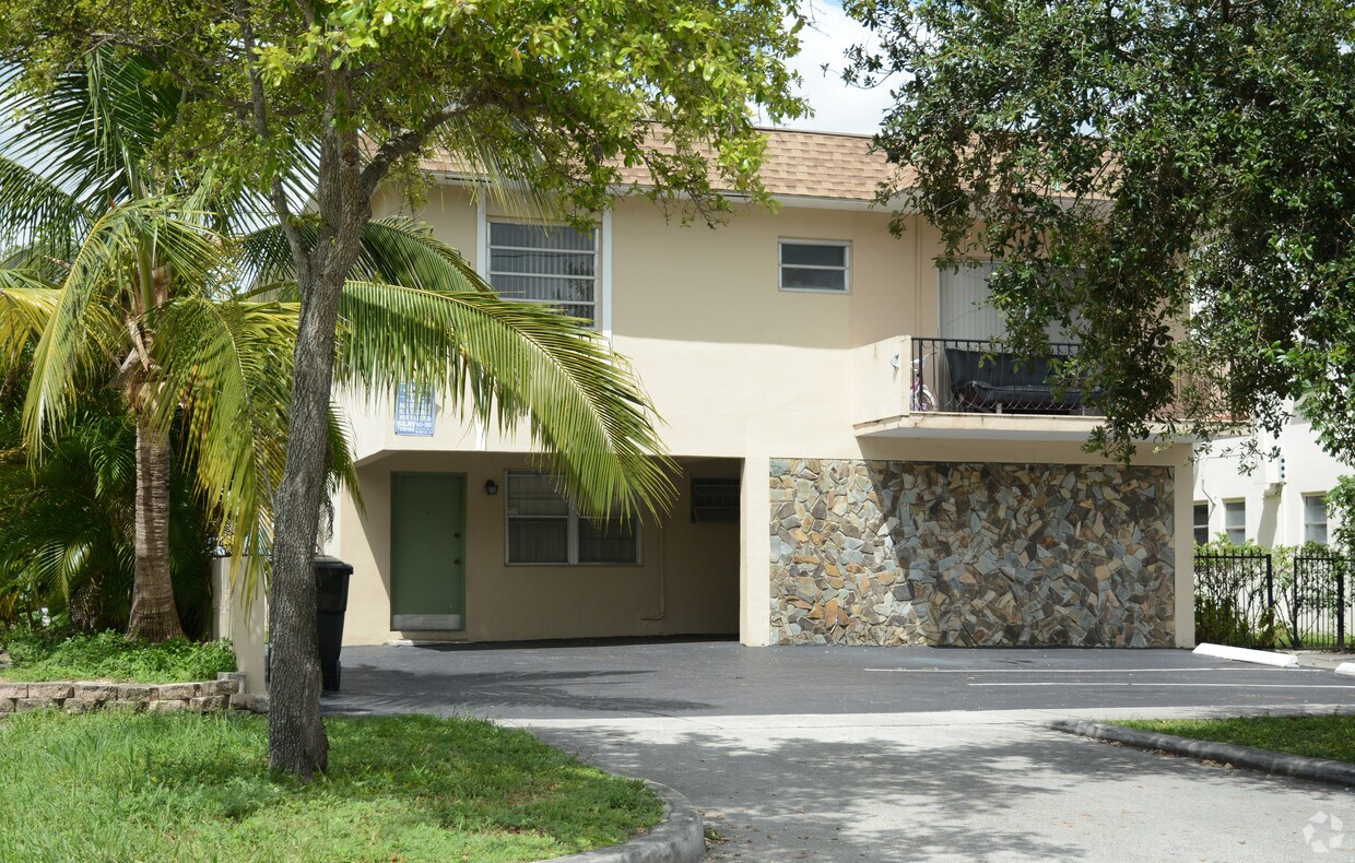 Foto principal - 2079 NE 167th St
