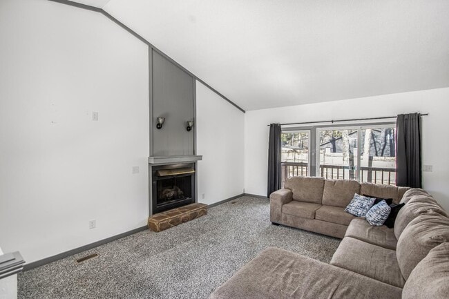 Foto del edificio - 315 Whipple Tree Ln