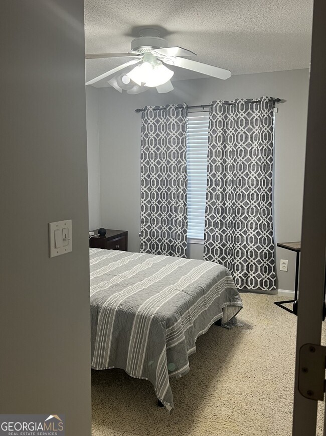 Foto del edificio - 410 Rosewood Ln