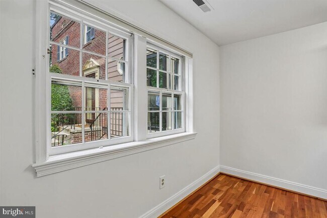 Foto del edificio - 4930 Bradley Blvd