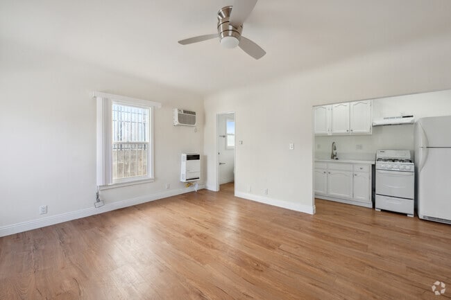 Estudio, 1BA - 325SF - 265 S Manhattan Pl