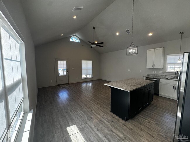 Building Photo - 102 S G St