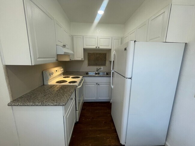 Building Photo - NewB RN T 400-414