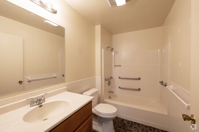 2 habitaciones, 1 baño - 838 pies cuadrados - Baño - Serafini Village