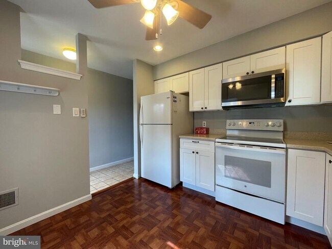 Building Photo - 404 Westridge Dr