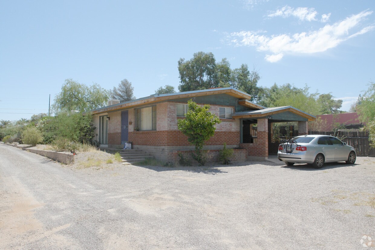 Primary Photo - 2716-2722 N Warren Ave