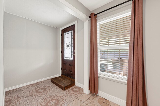 Building Photo - 1613 Wycliffe Dr