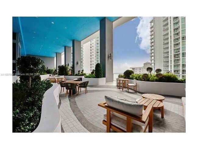 Building Photo - 1300 Brickell Bay Dr