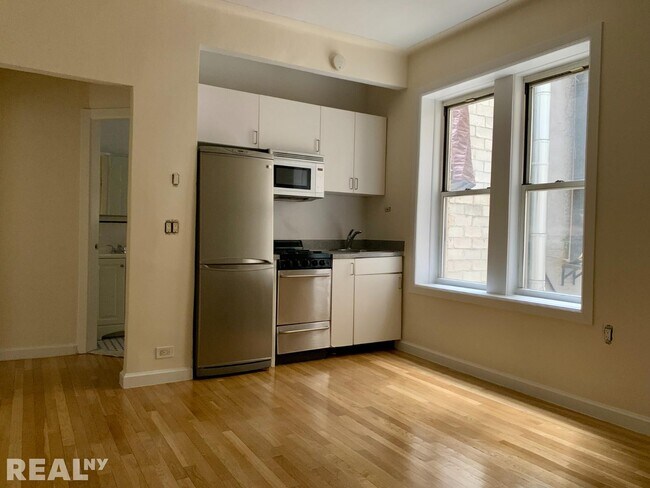 Building Photo - 117 W 13th St