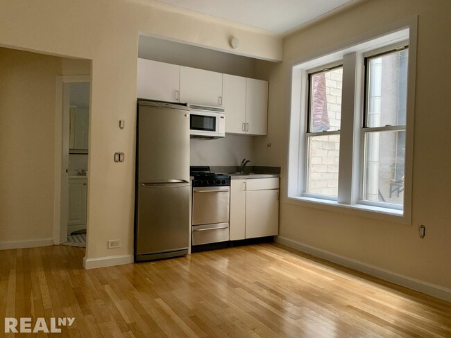 Building Photo - 117 W 13th St