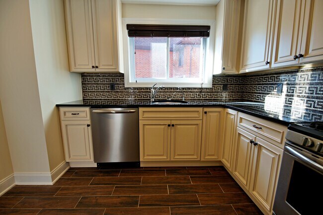 Building Photo - 356 Undercliff Ave