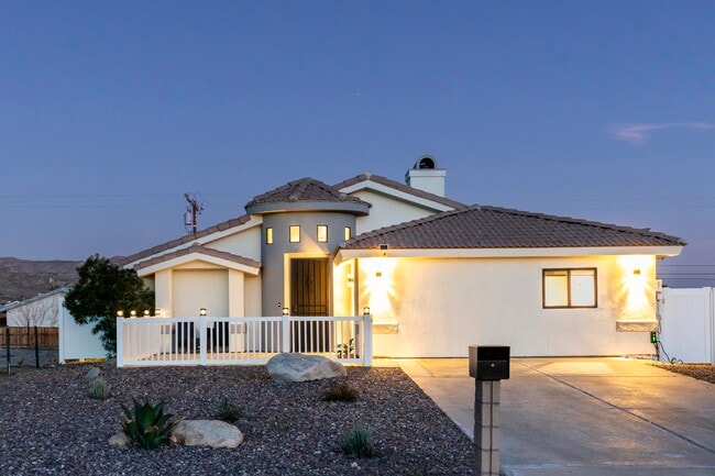 Building Photo - 13416 Cholla Dr