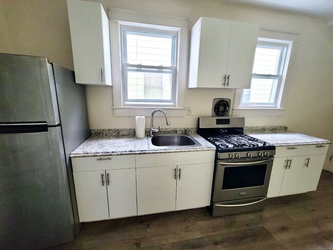 Building Photo - 171 Van Buren St