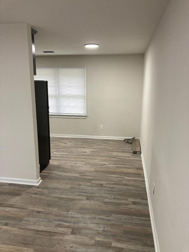 Building Photo - 1812 E Trail Dr SE