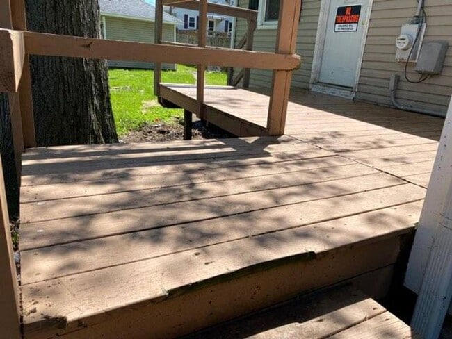 Building Photo - 2 Bedroom House Basement & Garage - Fenced...