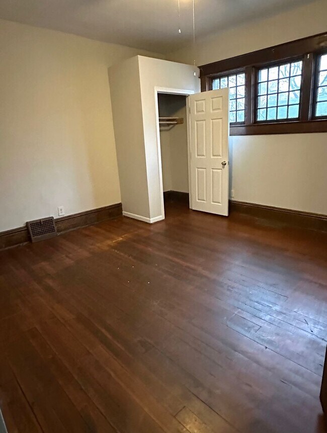 Building Photo - Large 3 Bedroom Close to Union Hospital