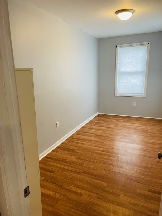 Bedroom - 11002 Rockaway Beach Blvd