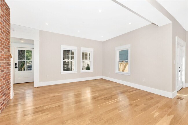 Foto del edificio - 140 Rindge Ave