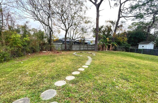 Building Photo - Beautiful 2 Beds and 1.5 Baths Home Availa...