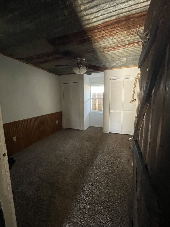 Building Photo - 401 E Krebs Ave
