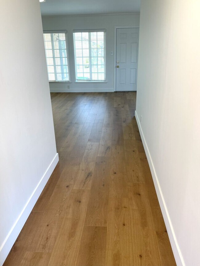 Foto del edificio - 3 bedroom immaculate home in Southwest Tor...