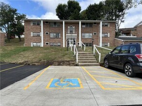Building Photo - 403 Colonial Dr
