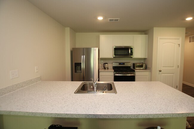 Building Photo - Slingle level living, close to the beach, ...