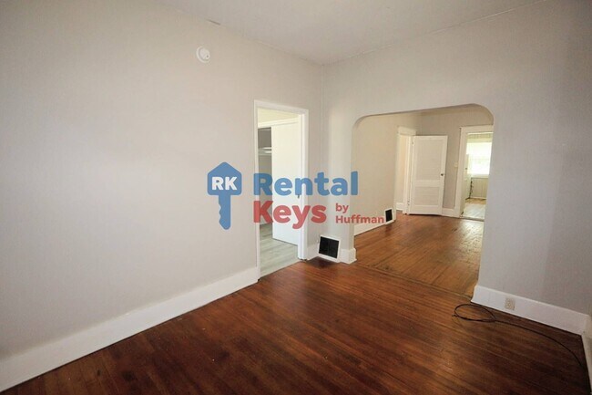 Building Photo - Two Bedroom House