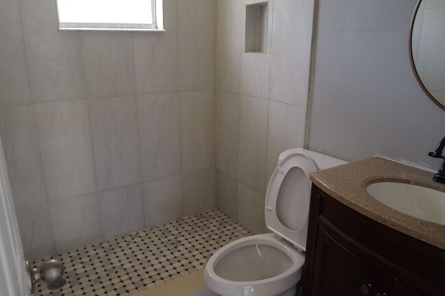 Building Photo - One bedroom duplex close to downtown