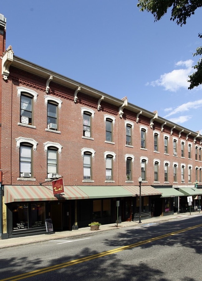 Building Photo - 140 Main St