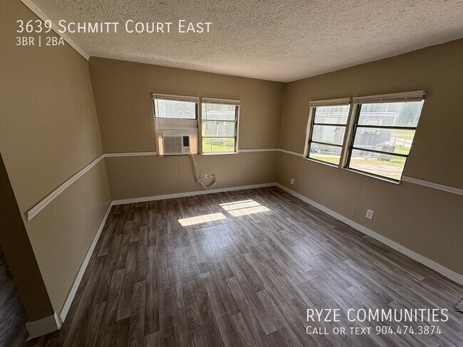 Foto del edificio - 3639 Schmitt Ct E