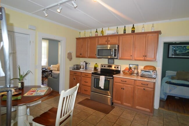 Building Photo - 19 Dixon St