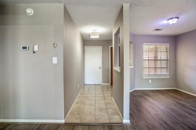 Foto del edificio - 5211 Roserock Ln